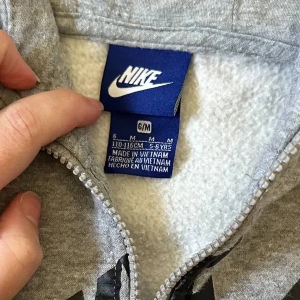 Nike Youth Size 6 MEDIUM Kids Grey Full Zip Hoodie Swoosh Spellout Pockets